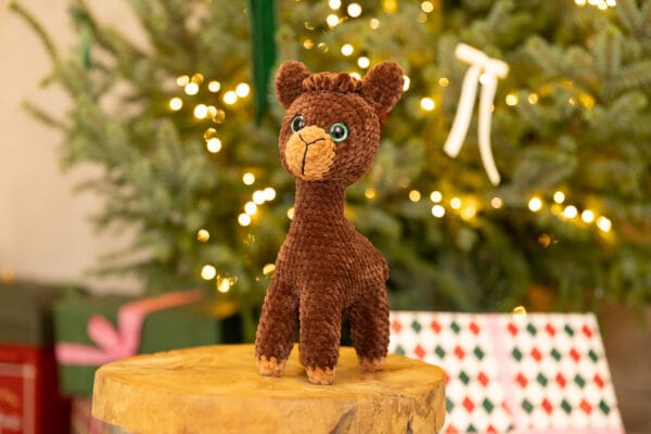 Maskotka alpaka ręcznie robiona z czapką Mikołaja